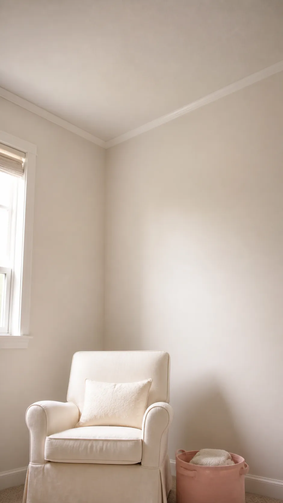 Keep the ceiling close to the wall’s warm white